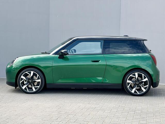 Mini Electric 3-Deurs Cooper SE Paul Smith Ed. S 54.2 kWh / SOH 98% / 3 Fasen / Fabrieksgarantie tot 30-12-2027 / Navigatie / CCS snel laden / Apple Carplay Android / Stuur & Stoelverwarming / Elektrisch verstelbare Stoelen / Climate Control / 360 Graden Camera / Harman/Kardon / HUD /