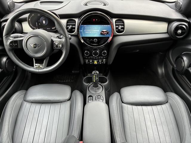 Mini Electric MINI Yours 33 kWh / Cruise control / Stoelverwarming / Schuif/open dak / Achteruitrijcamera / Navigatiesysteem / Lederen bekleding / Climate control /