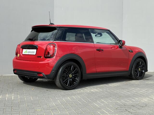 Mini Electric MINI Yours 33 kWh / Cruise control / Stoelverwarming / Schuif/open dak / Achteruitrijcamera / Navigatiesysteem / Lederen bekleding / Climate control /