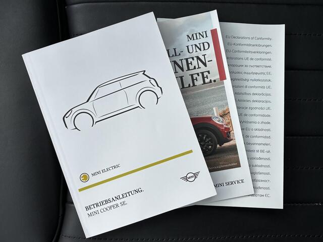 Mini Electric MINI Yours 33 kWh / Cruise control / Stoelverwarming / Schuif/open dak / Achteruitrijcamera / Navigatiesysteem / Lederen bekleding / Climate control /