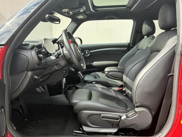 Mini Electric MINI Yours 33 kWh / Cruise control / Stoelverwarming / Schuif/open dak / Achteruitrijcamera / Navigatiesysteem / Lederen bekleding / Climate control /