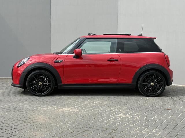 Mini Electric MINI Yours 33 kWh / Cruise control / Stoelverwarming / Schuif/open dak / Achteruitrijcamera / Navigatiesysteem / Lederen bekleding / Climate control /