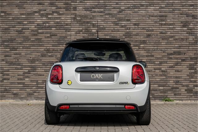 Mini Electric Classic | Navigatie | Panorama | Lounge Leder | Camera | 17"LM | White Silver