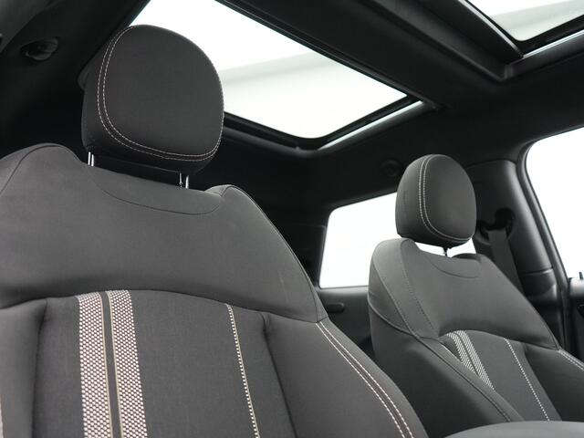 Mini Electric Cooper SE 33 kWh 184pk Dealer O.H | Panodak | Head Up | Camera | Harman / Kardon | Warmtepomp | Sportstoelen Verwarmd | Keyless | Apple Carplay | Sfeerverlichting | DAB | Virtual | Navigatie | 16"L.M |