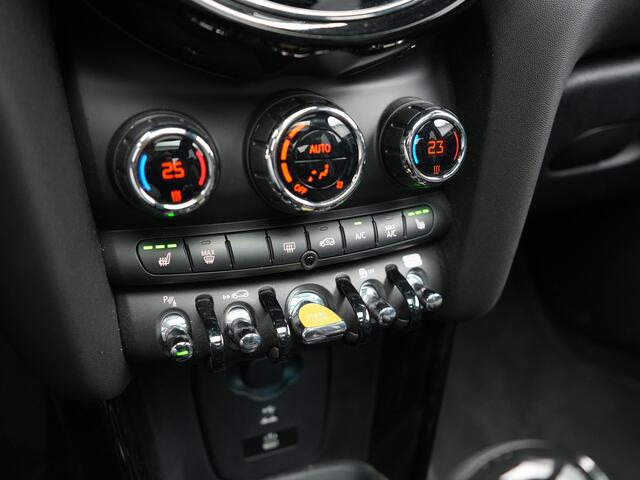 Mini Electric Cooper SE 33 kWh 184pk Dealer O.H | Panodak | Head Up | Camera | Harman / Kardon | Warmtepomp | Sportstoelen Verwarmd | Keyless | Apple Carplay | Sfeerverlichting | DAB | Virtual | Navigatie | 16"L.M |