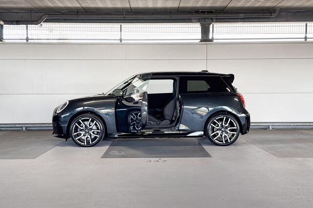 Mini Electric Cooper 3-deurs Cooper SE John Cooper Works M 54.2 kWh | 18 Inch JCW Lap Spoke 2-tone | Meer MINI Weken 4000