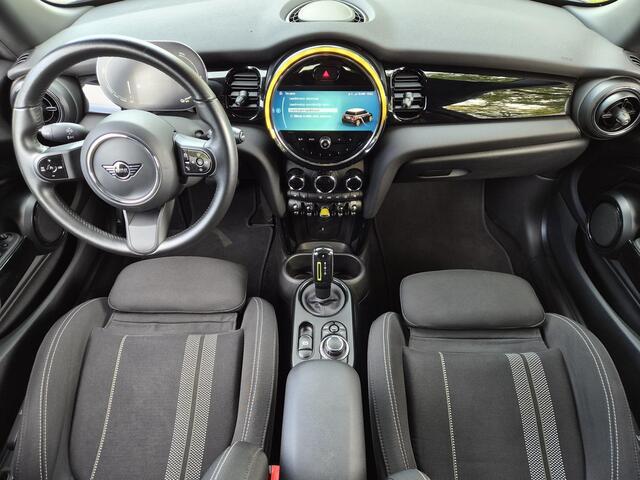 Mini Electric Classic 33 kWh / SOH 96% / Dealer onderhouden / Stoelverwarming / Achteruitrijcamera / CCS snelladen / Cruise control / Appel Carplay Android Auto / Climate control / Parkeersensoren voor en achter / – foto 2