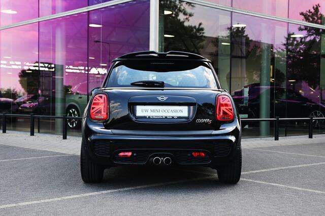 Mini John Cooper Works Hatchback S JCW Trim Automaat / Panoramadak / Comfort Acces / Apple Carplay / Navigatie Plus / 17"LM-velgen