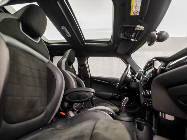 Mini John Cooper Works Mini 1.5 JCW Pack Automaat (PANORAMADAK, GROOT NAVI, KUIPSTOELEN, DEALER ONDERHOUDEN, STOELVERWARMING, LEDER/ALCANTARA, HARMAN/KARDON, SPOILER, NIEUWE APK, NIEUWSTAAT)