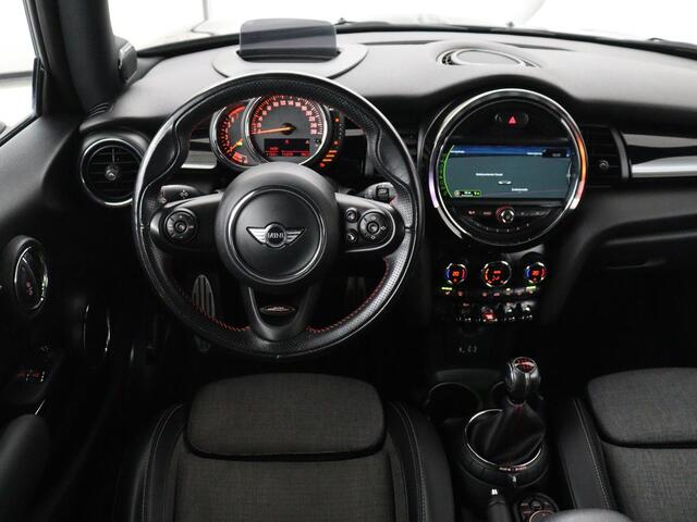Mini John Cooper Works 1.5 Chili Serious Business | JCW Pack | Stoelverwarming | Head-Up | Sportstoelen | Harman/Kardon | Navigatie | Climate control | Full LED | Parkeerhulp | Cruise control | Half leder | Bluetooth