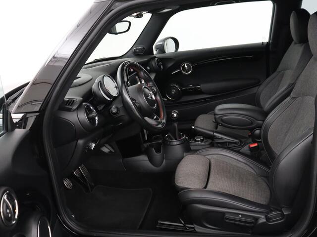 Mini John Cooper Works 1.5 Chili Serious Business | JCW Pack | Stoelverwarming | Head-Up | Sportstoelen | Harman/Kardon | Navigatie | Climate control | Full LED | Parkeerhulp | Cruise control | Half leder | Bluetooth