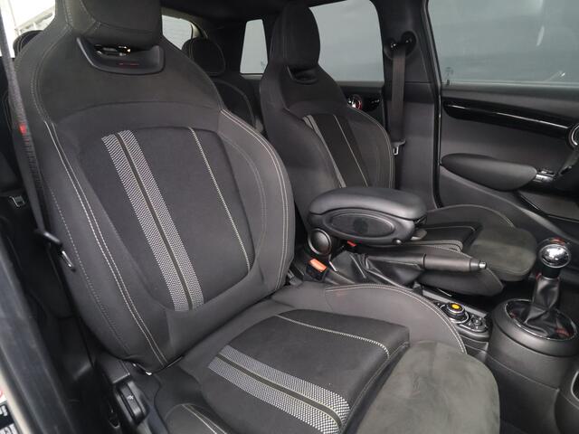 Mini John Cooper Works Mini 1.5 JCW [APPLE CARPLAY, ANDROID AUTO, CRUISE CONTROL, PDC ACHTER, AUTOMATISCHE AIRCO, LICHTMETALEN VELGEN, LED KOPLAMPEN, NIEUWSTAAT]