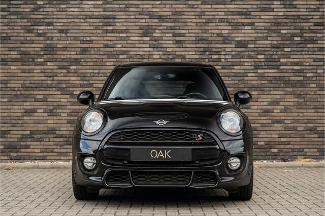 Mini John Cooper Works 5-Deurs 2.0 S | JCW-Trim | Navigatie | Half Leder | 5-Deurs | PDC | 18"LM | Midnight Black