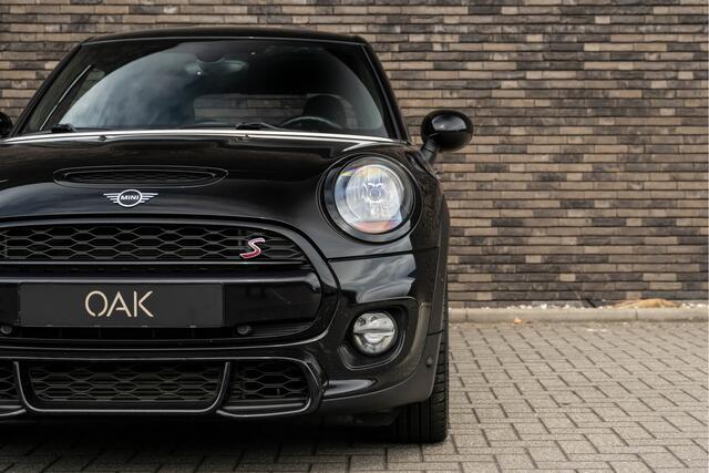 Mini John Cooper Works 5-Deurs 2.0 S | JCW-Trim | Navigatie | Half Leder | 5-Deurs | PDC | 18"LM | Midnight Black