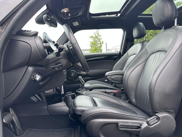 Mini John Cooper Works 3-Deurs 2.0 Essential | Harman-Kardon | Head-Up | 18" JCW Circuit Spoke | Comfort Access | Panoramadak | Stoelverwarming | Stuurwielrand verwarmd |