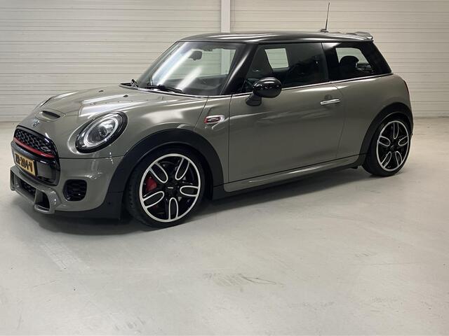 Mini John Cooper Works 3-Deurs 2.0 Chili / Nederlandse Auto / Eerste Eigenaar / Dealer Onderhouden / 231 PK /Elektrisch Schuif/Kanteldak / Navigatie / Harman & Kardon Audio / Stoelverwarming / Parkeersensoren Voor + Achter / Cruise Control / Climate Control /