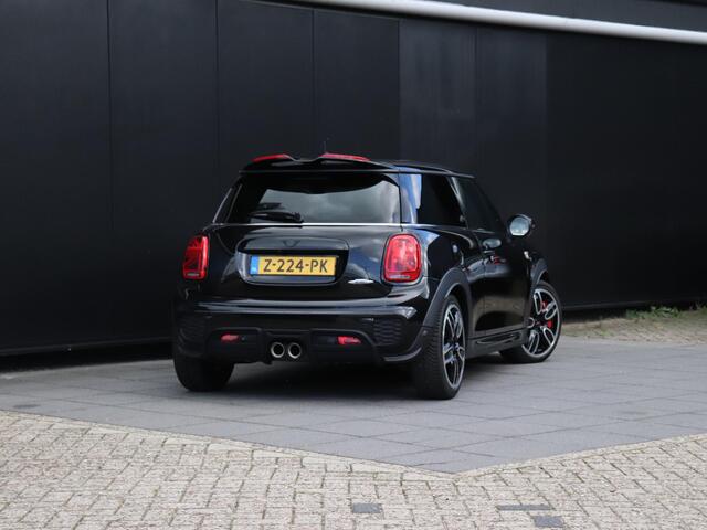Mini John Cooper Works 3-Deurs 2.0 Chili | PANO-DAK | H&K | CAMERA | HEAD-UP | NAVI | CRUISE | STOELVERW. | APPLE CARPLAY |