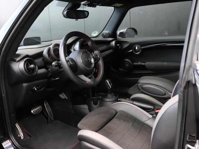 Mini John Cooper Works 3-Deurs 2.0 Chili | PANO-DAK | H&K | CAMERA | HEAD-UP | NAVI | CRUISE | STOELVERW. | APPLE CARPLAY |