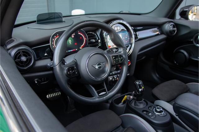 Mini John Cooper Works 3-Deurs 2.0 231PK | Pro Exhaust | Pano | ACC | HUD | Camera | KeyLess | Stuur/StoelVerwarming | Sportstoelen | Ambient Light | Alarm | British Racing Green