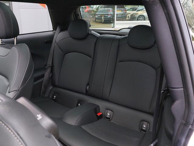 Mini MINI 1.5 136pk Cooper Chili | Navi | Apple Carplay+Android Auto | Clima | Cruise | Panorama Schuifdak | Lederen Bekleding | Led Koplampen | Keyless Entry | Pdc | Privacy Glass | 17''lm