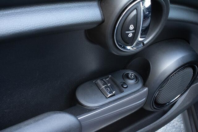 Mini ONE Mini 1.2 Salt Business Navigatie/ Cruise control/ Pdc/ Lmv/ Climate control