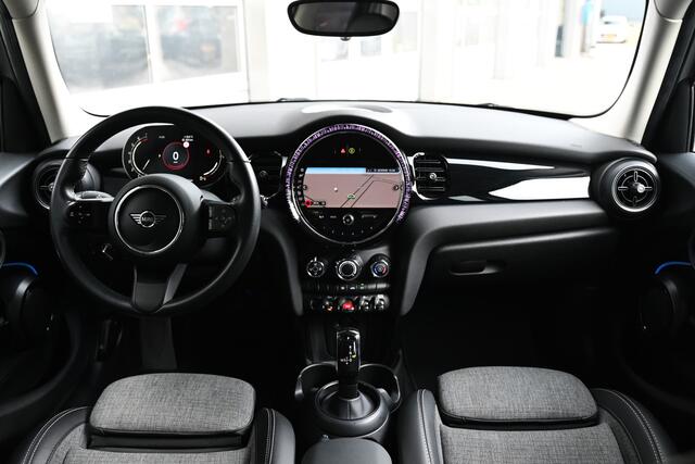 Mini ONE Hatchback Classic Automaat / Sportstoelen / LED / Navigatie / Cruise Control / Multifunctioneel stuurwiel / Allseason / 16" LMV