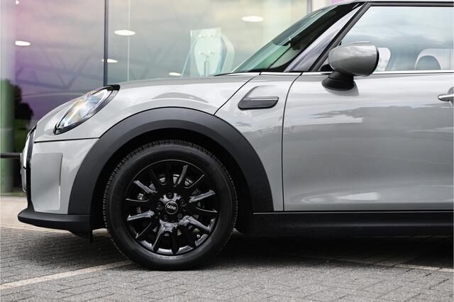 Mini ONE Hatchback Classic Automaat / Sportstoelen / LED / Navigatie / Cruise Control / Multifunctioneel stuurwiel / Allseason / 16" LMV