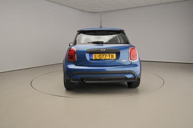 Mini ONE 3-deurs Classic / Sportstoelen / PDC / Climate / Navigatie / Alu wielen 16 inch black