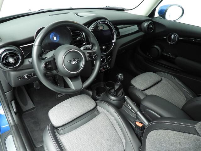 Mini ONE 3-deurs Classic / Sportstoelen / PDC / Climate / Navigatie / Alu wielen 16 inch black