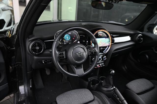 Mini ONE Hatchback Classic / Panoramadak / Sportstoelen / Cruise Control / LED / Ambiance verlichting / 16" LM Victory Spoke zwart