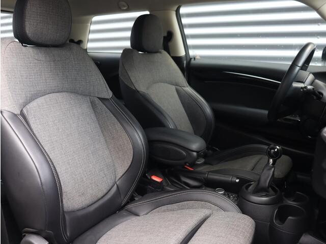Mini ONE 3-deurs | Classic + Sportstoelen + Apple Carplay + LED Koplampen + Climate Control + Cruise Control + 16" Victory Spoke Zwart