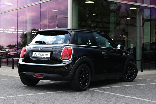 Mini ONE Hatchback / Comfort Access / LED / Achteruitrijcamera / 16" LM Victory Spoke zwart