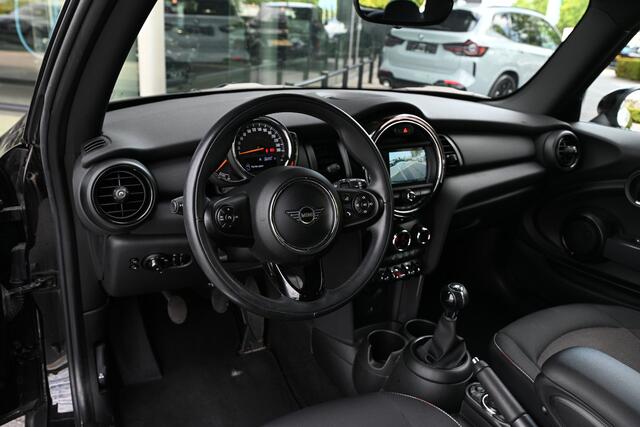 Mini ONE Hatchback / Comfort Access / LED / Achteruitrijcamera / 16" LM Victory Spoke zwart