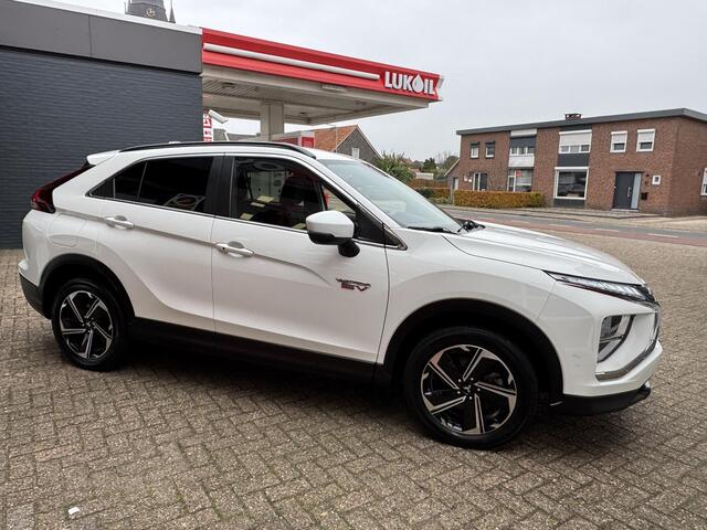 Mitsubishi ECLIPSE Cross 2.4 PLUG-IN HYBRID 4WD Basis *CRUISE/CAMERA*