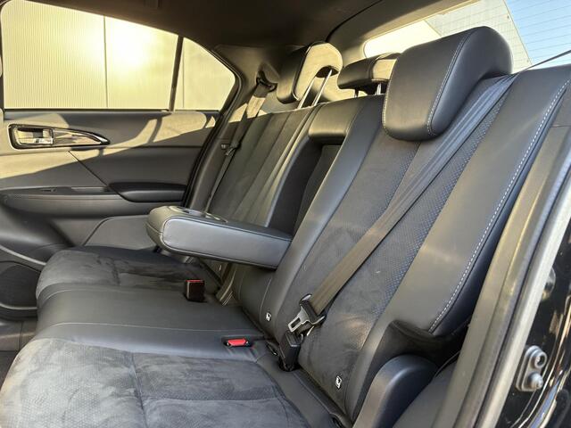 Mitsubishi ECLIPSE Cross 2.4 PHEV Instyle / Trekhaak geremd 1500 kg / Airco / Stoelverwarming / Apple Carplay/Android Auto / Cruise Control /