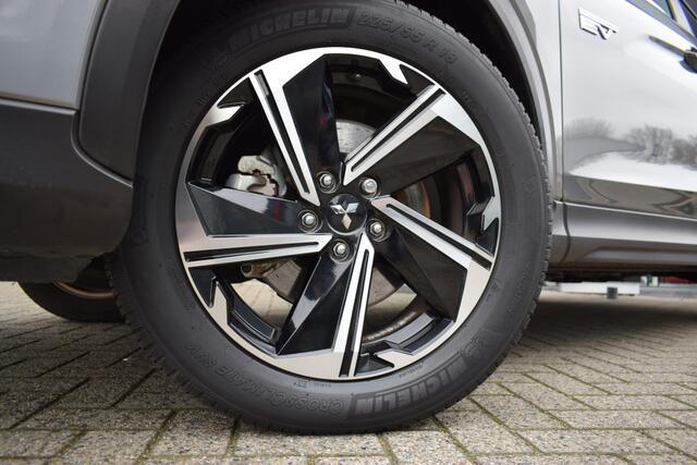 Mitsubishi ECLIPSE Cross 2.4 PHEV Intense+ | Navigatie | Camera | Trekhaak | Stoelverwarming |