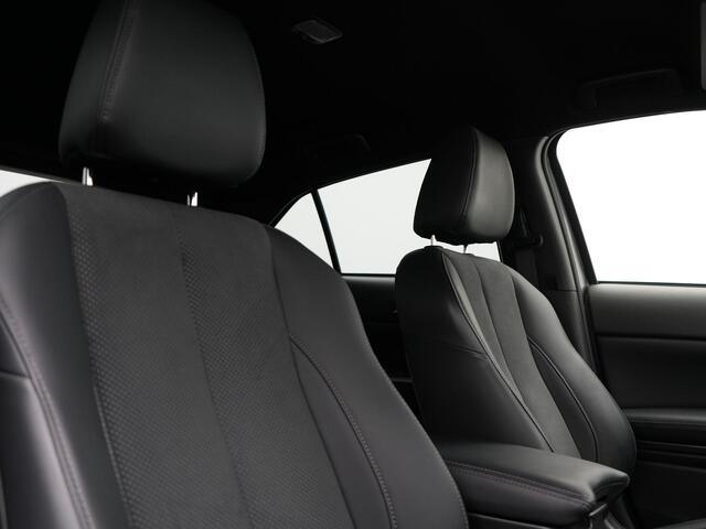 Mitsubishi ECLIPSE Cross 2.4 Black Edition Plug In Hybrid 188pk Dealer O.H. PHEV | Trekhaak Afn. | Adaptive Cruise | 360 Camera | Alcantara Sportstoelen & Stuur Verwarmd | Keyless | Navi Via TomTom | Blis | Apple Carplay | DAB |