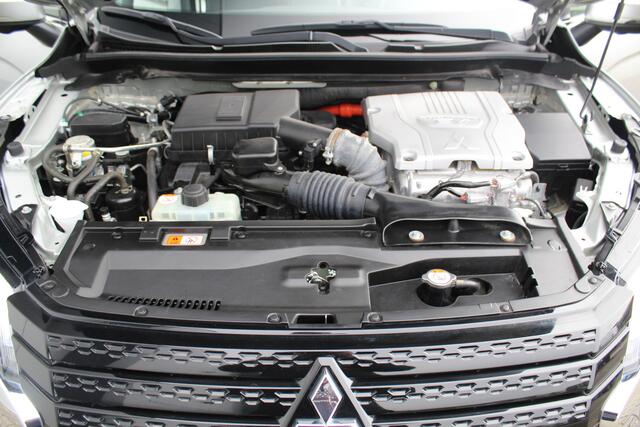 Mitsubishi ECLIPSE Cross 2.4-188pk PHEV 'Instyle'. Zeer nette en luxe Mitsubishi Eclipse plug-in-hybride, slechts 61.500km ! Autm. airco dual, adapt. cruise cntrl, Apple carplay/Android auto, trekhaak, telefoonvoorb., stoel- en achterbankverw., camera v+a, LED verl. etc. et