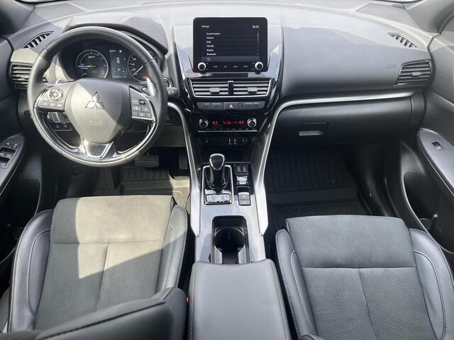 Mitsubishi ECLIPSE Cross 2.4 PHEV Black Edition / Trekhaak (1.500KG) / 8 jaar garantie / Cruise Control / Airco / Voor&Achter Stoelverwarming / Dode Hoek Detectie / Keyless Start&Entry / Apple Carplay&Android Auto / Full-Map Navigatie / Carbon Details / Parkeersensoren / Ro