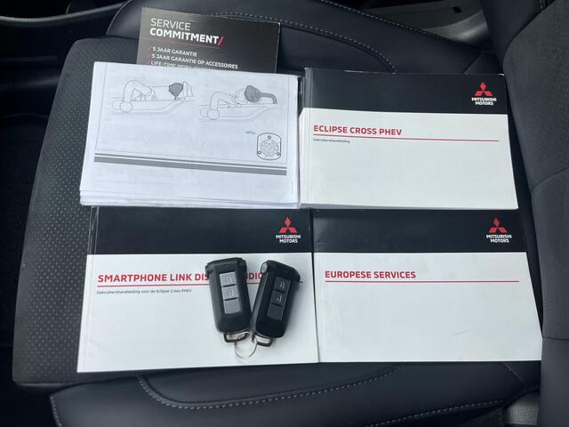 Mitsubishi ECLIPSE Cross 2.4 PHEV Black Edition / Trekhaak (1.500KG) / 8 jaar garantie / Cruise Control / Airco / Voor&Achter Stoelverwarming / Dode Hoek Detectie / Keyless Start&Entry / Apple Carplay&Android Auto / Full-Map Navigatie / Carbon Details / Parkeersensoren / Ro