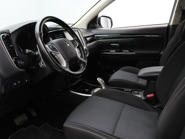 Mitsubishi OUTLANDER 2.4 PHEV Pure Camera | Climate | Cruise | Parkeersens. achter | Trekhaak