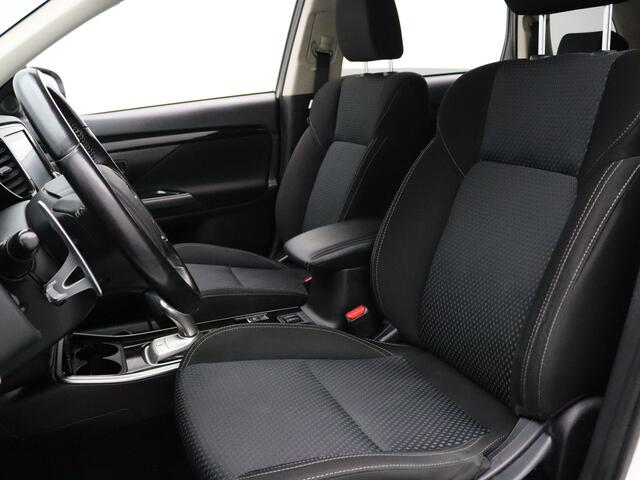 Mitsubishi OUTLANDER 2.4 PHEV Pure Camera | Climate | Cruise | Parkeersens. achter | Trekhaak
