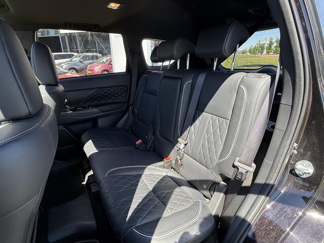 Mitsubishi OUTLANDER BWJ 2020 2.4 135 PK PHEV S-Edition AUTOMAAT / APPLE CAPLAY / ANDROID AUTO / CLIMA / ADAPTIVE CRUISE / STOELVERW. / STUURVERW. / ELEKTRISCHE STOELEN / ELEKTRISCHE ACHTERKLEP / CAMERA / LEDER / PANORAMADAK / PDC / LMV