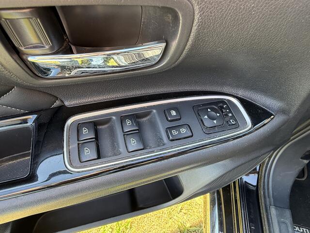 Mitsubishi OUTLANDER BWJ 2020 2.4 135 PK PHEV S-Edition AUTOMAAT / APPLE CAPLAY / ANDROID AUTO / CLIMA / ADAPTIVE CRUISE / STOELVERW. / STUURVERW. / ELEKTRISCHE STOELEN / ELEKTRISCHE ACHTERKLEP / CAMERA / LEDER / PANORAMADAK / PDC / LMV