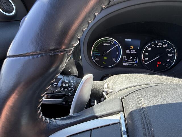 Mitsubishi OUTLANDER BWJ 2020 2.4 135 PK PHEV S-Edition AUTOMAAT / APPLE CAPLAY / ANDROID AUTO / CLIMA / ADAPTIVE CRUISE / STOELVERW. / STUURVERW. / ELEKTRISCHE STOELEN / ELEKTRISCHE ACHTERKLEP / CAMERA / LEDER / PANORAMADAK / PDC / LMV