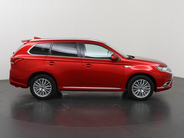 Mitsubishi OUTLANDER 2.4 PHEV Intense | Trekhaak | Parkeercamera | Climate Control | Cruise Control | Navigatie via Carplay |