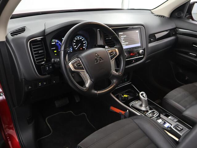 Mitsubishi OUTLANDER 2.4 PHEV Intense | Trekhaak | Parkeercamera | Climate Control | Cruise Control | Navigatie via Carplay |