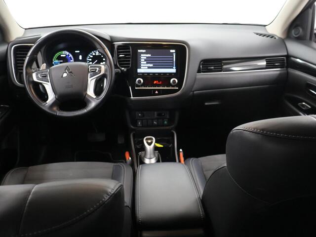 Mitsubishi OUTLANDER 2.4 PHEV Intense | Trekhaak | Parkeercamera | Climate Control | Cruise Control | Navigatie via Carplay |