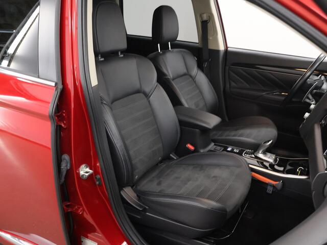 Mitsubishi OUTLANDER 2.4 PHEV Intense | Trekhaak | Parkeercamera | Climate Control | Cruise Control | Navigatie via Carplay |
