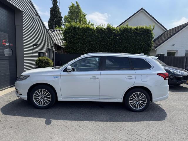 Mitsubishi OUTLANDER 2.4 PHEV Intense+ | Panoramadak | Camera | DAB | 18 Inch Lichtmetalen Velgen | Carplay |